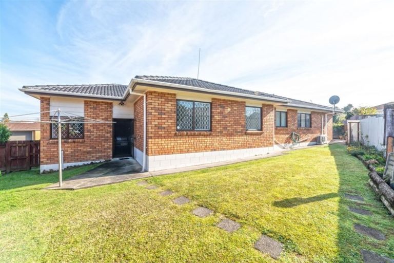 Photo of property in 2 Bosnyak Drive, Te Atatu South, Auckland, 0610