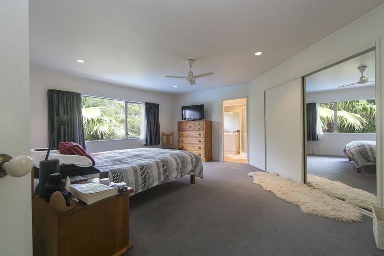 Photo of property in 2/160 Cliff View Drive, Green Bay, Auckland, 0604