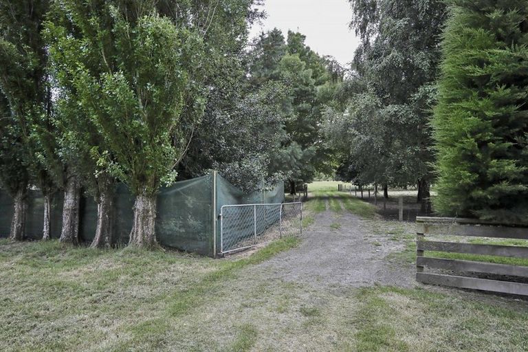 Photo of property in 1000 Lochiel-branxholme Road, Branxholme, Invercargill, 9874