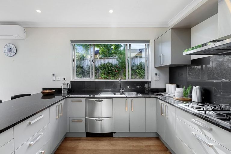 Photo of property in 12 Bur Oak Terrace, Schnapper Rock, Auckland, 0632