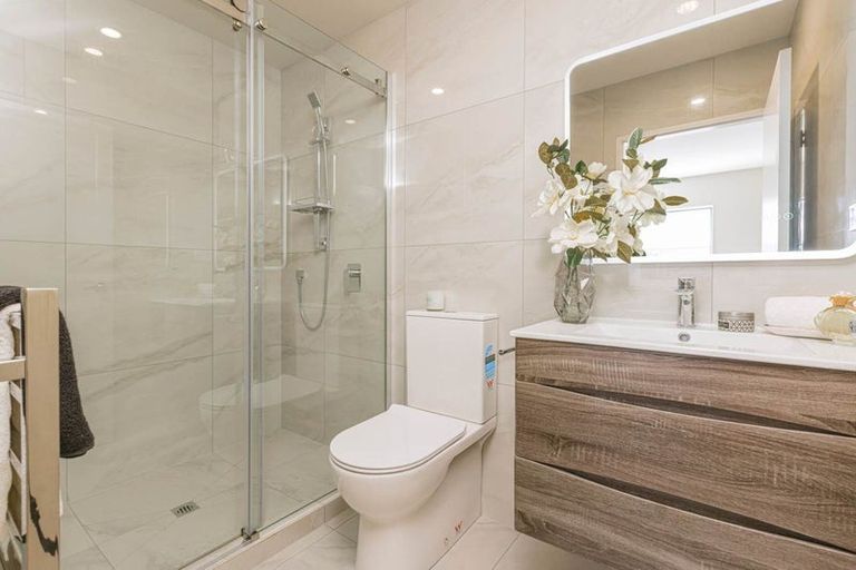 Photo of property in 2/43 Clevedon Road, Papakura, 2110