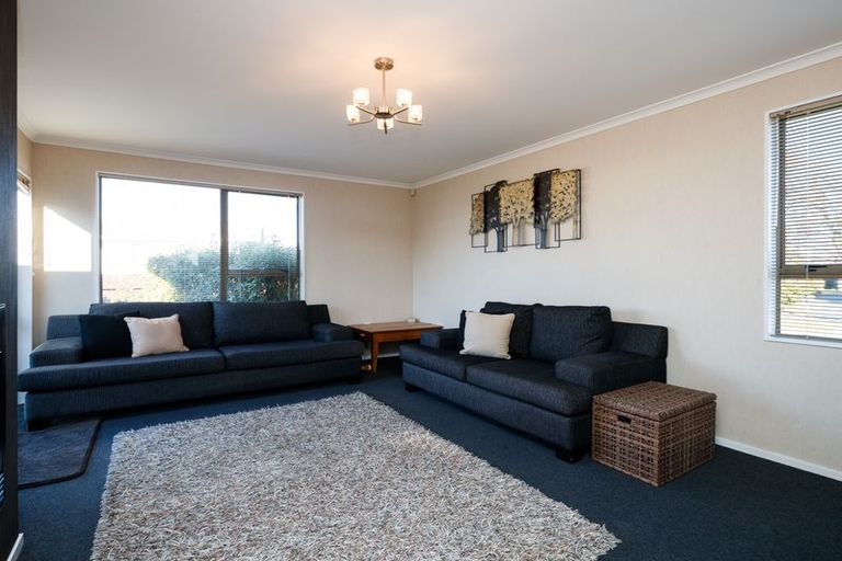 Photo of property in 15 Cumberland Place, Kelvin Grove, Palmerston North, 4414
