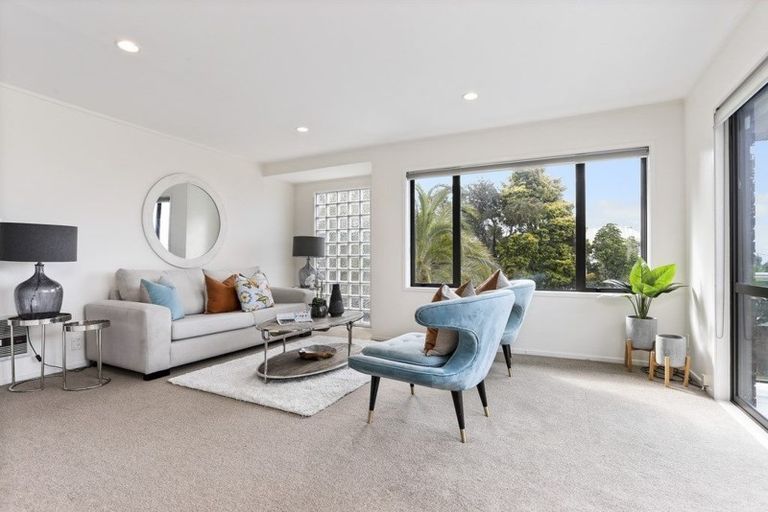 Photo of property in 1/130 Churchill Road, Rothesay Bay, Auckland, 0630