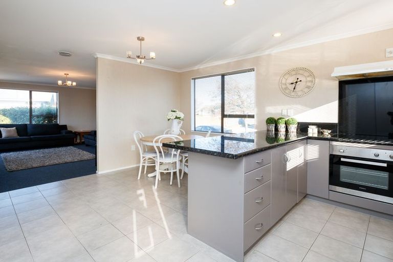 Photo of property in 15 Cumberland Place, Kelvin Grove, Palmerston North, 4414