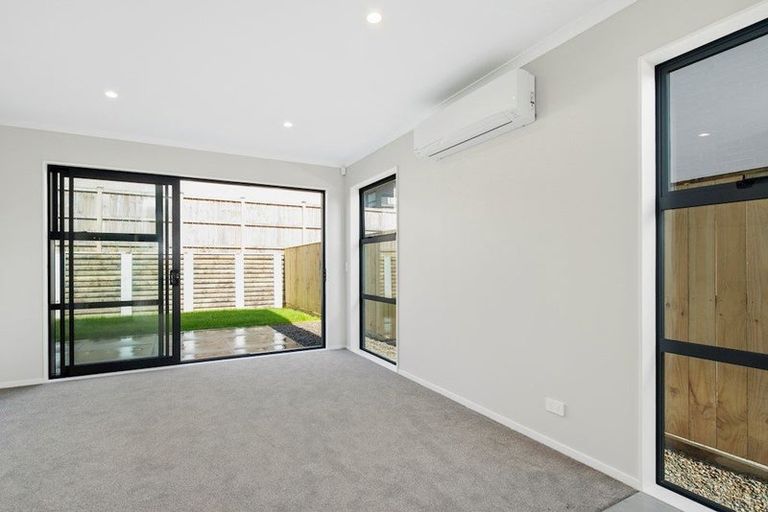 Photo of property in 25 William Wallbank Crescent, Swanson, Auckland, 0614