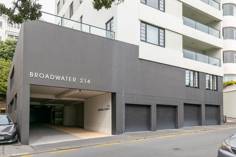 Photo of property in Broadwater Apartments, 214 Oriental Parade, Oriental Bay, Wellington, 6011