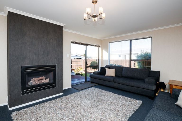 Photo of property in 15 Cumberland Place, Kelvin Grove, Palmerston North, 4414