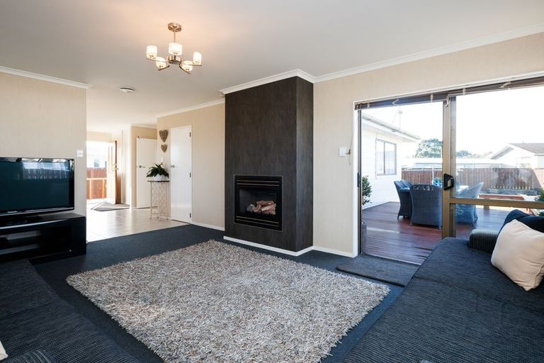 Photo of property in 15 Cumberland Place, Kelvin Grove, Palmerston North, 4414