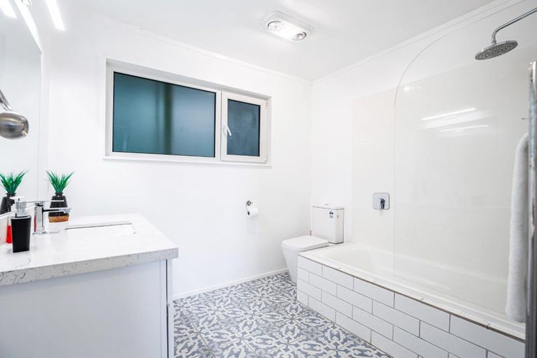 Photo of property in 15 Arde Place, Massey, Auckland, 0614