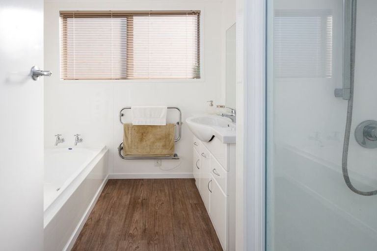 Photo of property in 15 Cumberland Place, Kelvin Grove, Palmerston North, 4414