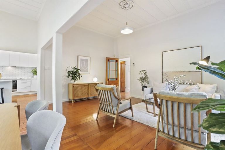 Photo of property in 17b Rodney Road, Northcote Point, Auckland, 0627