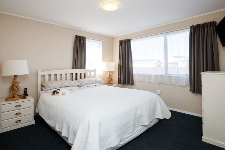 Photo of property in 15 Cumberland Place, Kelvin Grove, Palmerston North, 4414