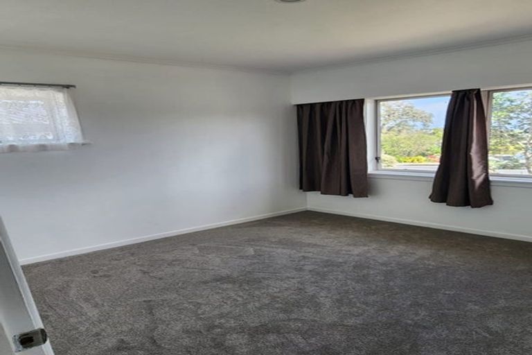 Photo of property in 623 Glenfield Road, Totara Vale, Auckland, 0629