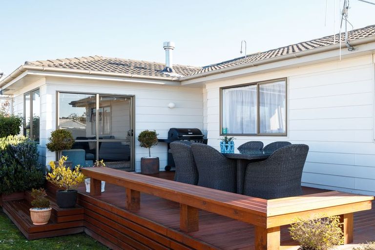 Photo of property in 15 Cumberland Place, Kelvin Grove, Palmerston North, 4414