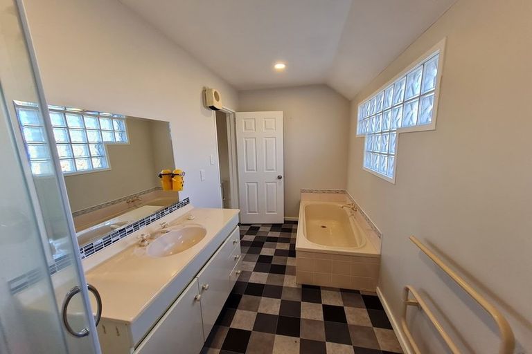 Photo of property in 2 Hatfield Place, Avonhead, Christchurch, 8042