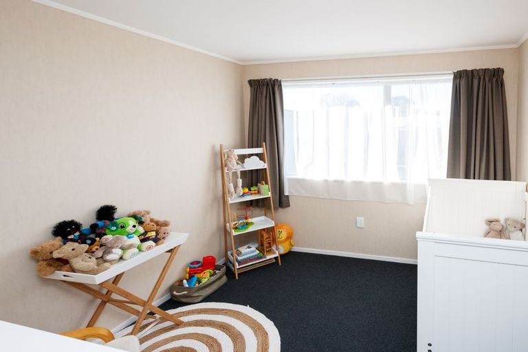 Photo of property in 15 Cumberland Place, Kelvin Grove, Palmerston North, 4414