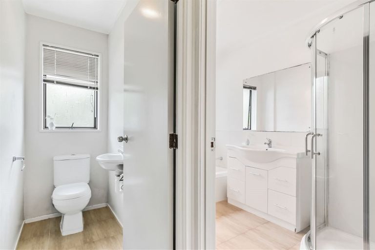 Photo of property in 2/10 Redoubt Road, Goodwood Heights, Auckland, 2105