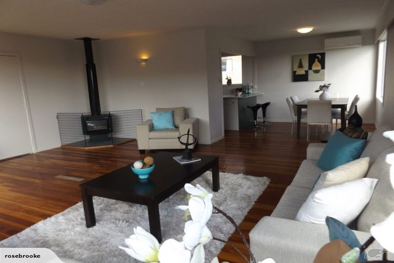 Photo of property in 6 Link Road, Newlands, Wellington, 6037