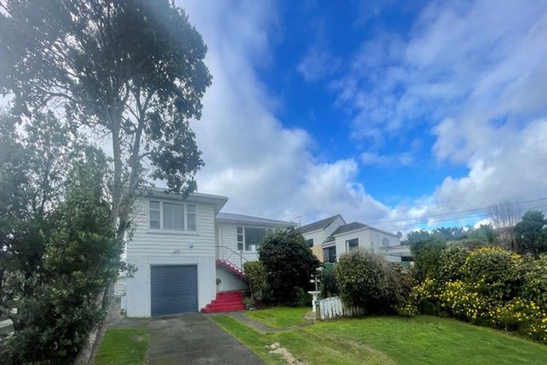 Photo of property in 35 Pokohiwi Road, Normandale, Lower Hutt, 5010