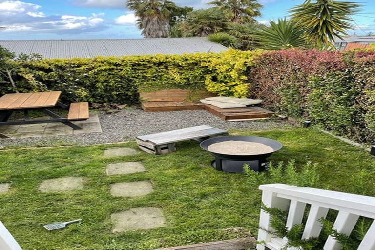 Photo of property in 2/289 Glenfield Road, Glenfield, Auckland, 0629
