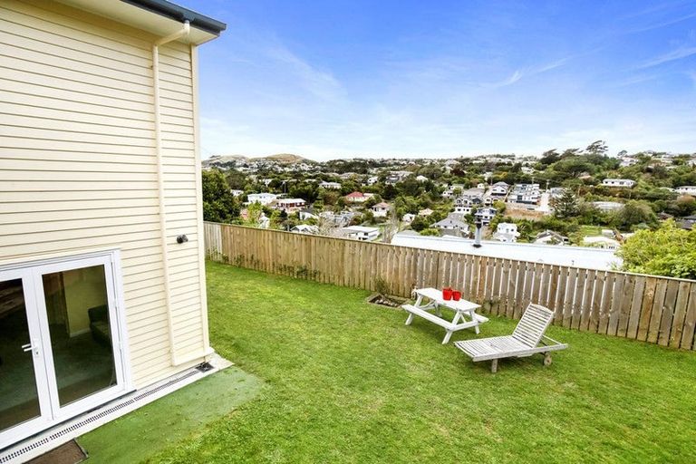 Photo of property in 9 Innes Way, Newlands, Wellington, 6037