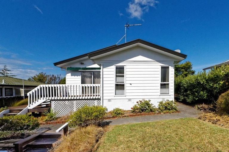 Photo of property in 37 Hassan Drive, Massey, Auckland, 0614