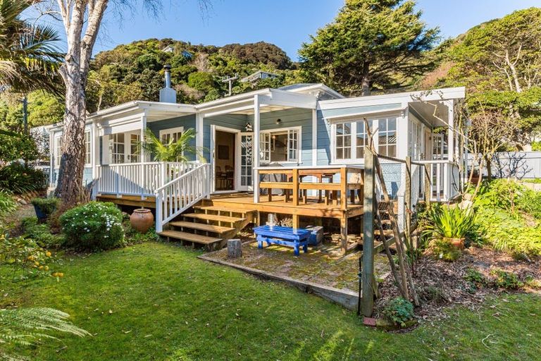 Photo of property in 10 Kowhai Street, Eastbourne, Lower Hutt, 5013