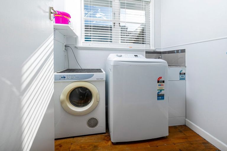 Photo of property in 15 Preston Avenue, Henderson, Auckland, 0610