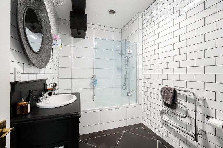 Photo of property in 1/12 Little George Street, Thorndon, Wellington, 6011