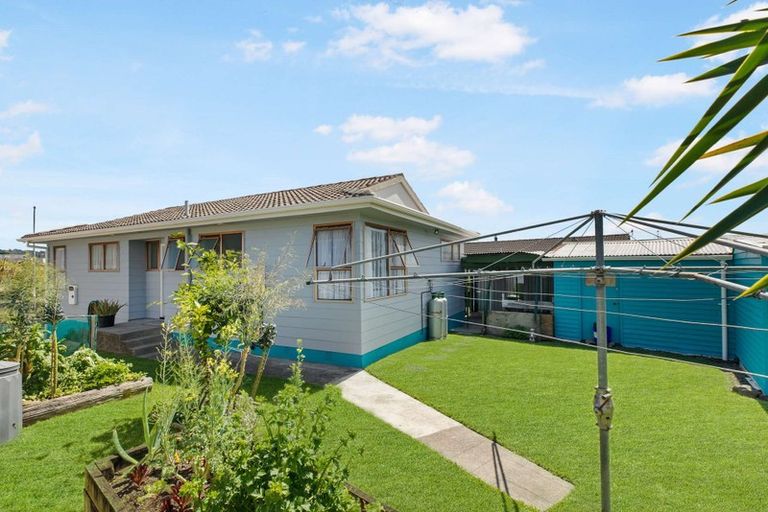 Photo of property in 21 Kelman Road, Kelston, Auckland, 0602