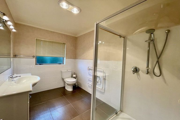 Photo of property in 11 Schopolo Place, Schnapper Rock, Auckland, 0632