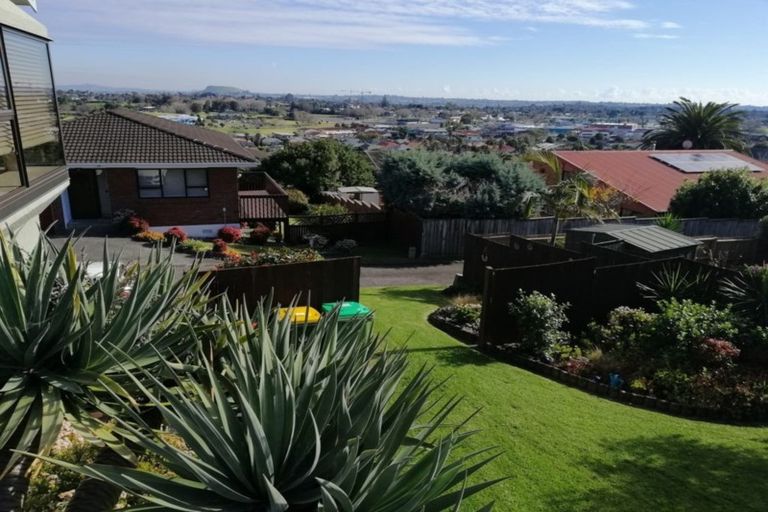 Photo of property in 70 Dalwhinnie Parade, Highland Park, Auckland, 2010