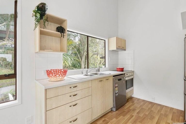 Photo of property in 2/74 Ayton Drive, Totara Vale, Auckland, 0629