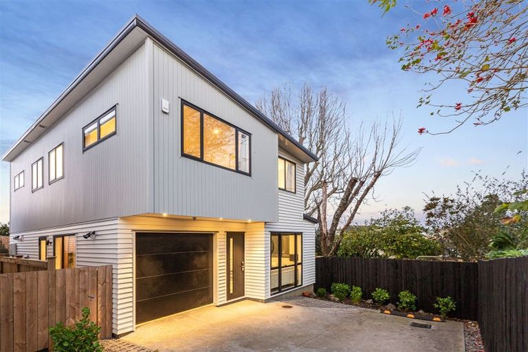 Photo of property in 7b Ballial Place, West Harbour, Auckland, 0618