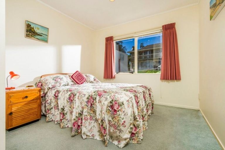 Photo of property in 2/335 Wairau Road, Totara Vale, Auckland, 0627