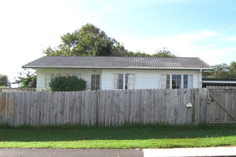 Photo of property in 1/1 Bayside Avenue, Te Atatu Peninsula, Auckland, 0610