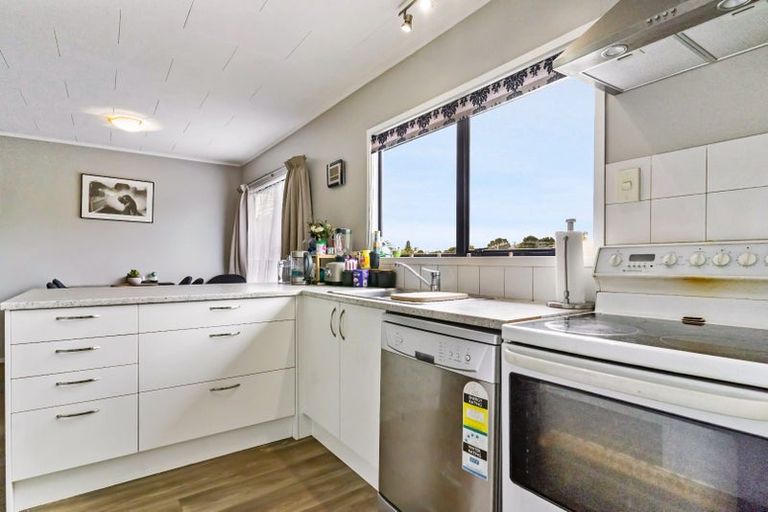 Photo of property in 2/20 Landsdale Place, Massey, Auckland, 0614