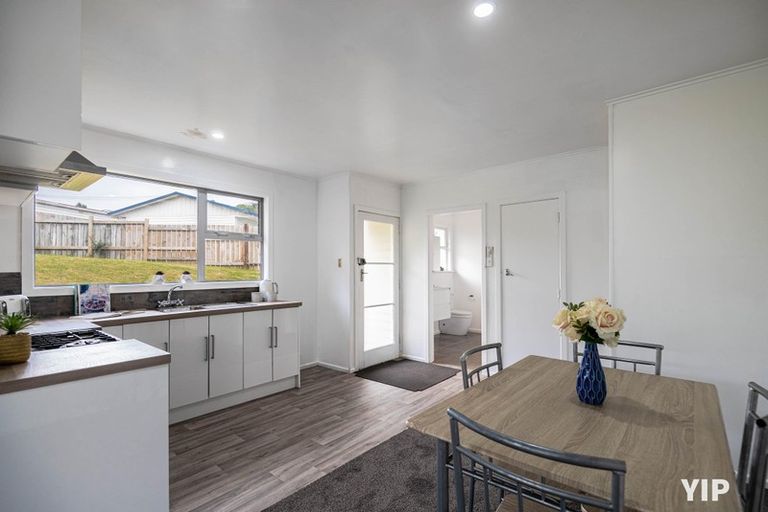 Photo of property in 1b Link Road, Newlands, Wellington, 6037