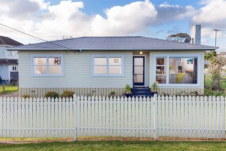 Photo of property in 1/136 Chivalry Road, Glenfield, Auckland, 0629