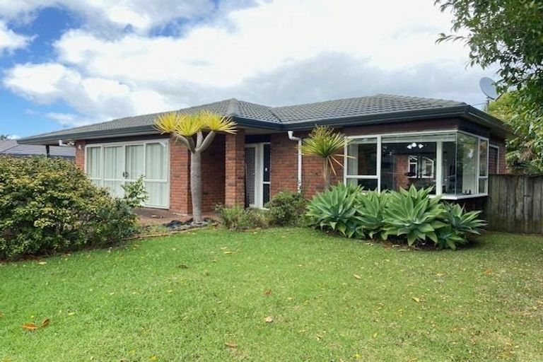 Photo of property in 48 Frank Nobilo Drive, Golflands, Auckland, 2013