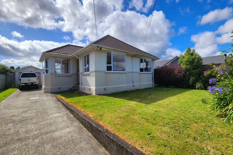Photo of property in 17 Fraser Crescent, Elderslea, Upper Hutt, 5018