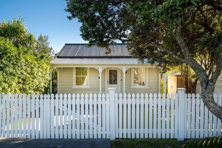 Photo of property in 7 Rodney Road, Northcote Point, Auckland, 0627