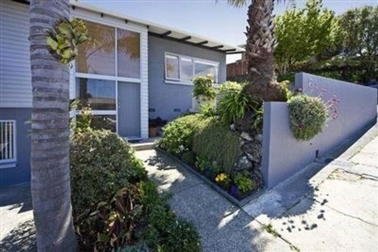 Photo of property in 6 Shearwater Rise, Rothesay Bay, Auckland, 0630