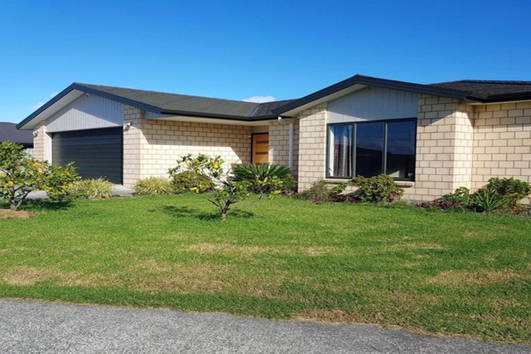 Photo of property in 20 Roto View, One Tree Point, 0118