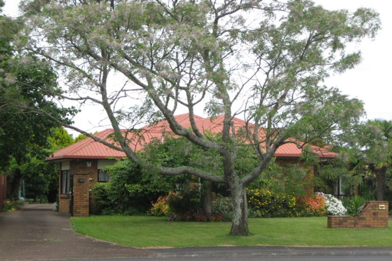 Photo of property in 12 Framalda Place, Conifer Grove, Takanini, 2112