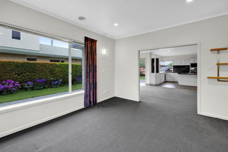 Photo of property in 8 Edna Wills Place, Hawera, 4610