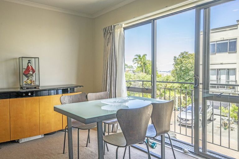 Photo of property in Harbour View Terraces, 2/170 Mokoia Road, Chatswood, Auckland, 0626