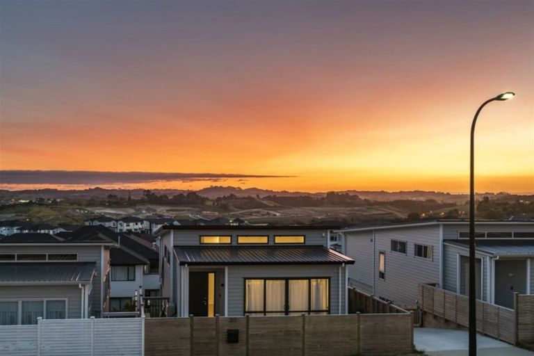 Photo of property in 50 Ascension Crescent, Orewa, 0931