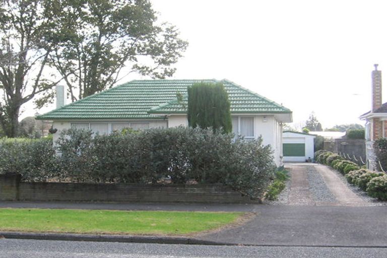Photo of property in 17 Yeovil Road, Te Atatu Peninsula, Auckland, 0610