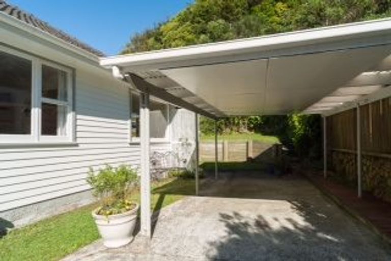 Photo of property in 141 Parkvale Road, Karori, Wellington, 6012